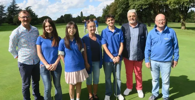 photo  bertrand fourmond (à gauche) et didier frémont (deuxième droite), les nouveaux coprésidents du rotary club, posent avec les trois étudiants étrangers accueillis cette année, lors du trophée malhaire, dimanche 21 septembre 2025, au golf.  &copy;  ouest-france 