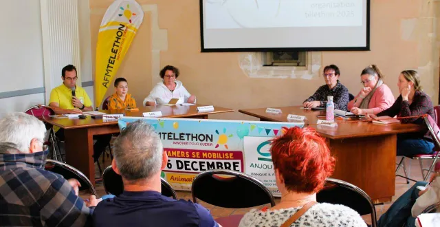 photo  pascale rouzée, aux côtés de léo et laurent plessis, lors de la réunion animée par l’association mamer’thon avec les représentants des groupes mobilisés.   &copy;  le maine libre 
