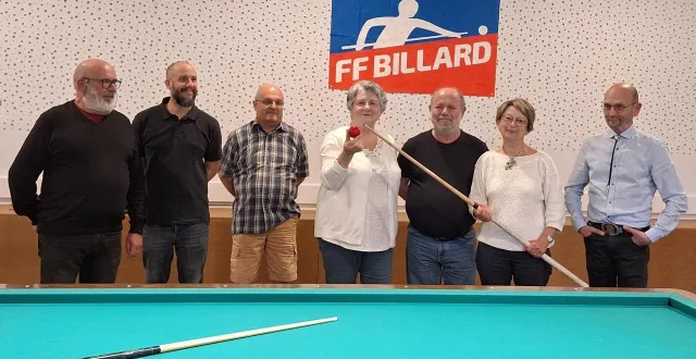photo  bernard verrier, entouré par le bureau, ainsi que par annie faisandel, adjointe aux sports de montval-sur-loir.  &copy;  le maine libre 