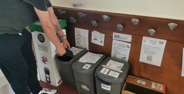 photo  ce papa, soucieux de la protection de l’environnement convaincu que l’on peut recycler plus de choses encore, a installé des bacs de récupération à l’école maternelle gérard-philipe.   &copy;  le maine libre 