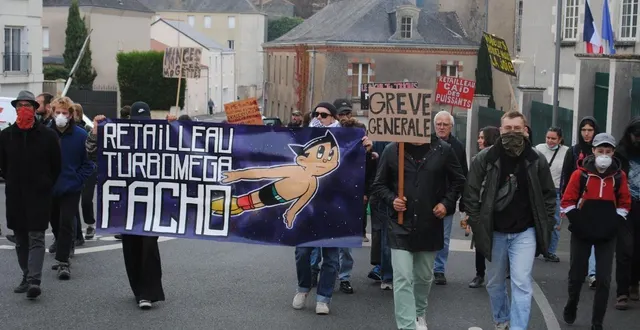 photo  beaupréau, samedi 27 septembre. une quarantaine de manifestants sont réunis pour protester contre la venue de bruno retailleau.  &copy;  co - jacques plessis 
