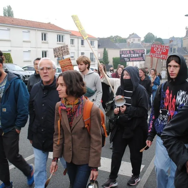 Beaupréau, samedi 27 septembre. Une quarantaine de manifestants sont réunis pour protester contre la venue de Bruno Retailleau. CO - Jacques PLESSIS photo beaupréau, samedi 27 septembre. une quarantaine de manifestants sont réunis pour protester contre la venue de bruno retailleau. © co - jacques plessis