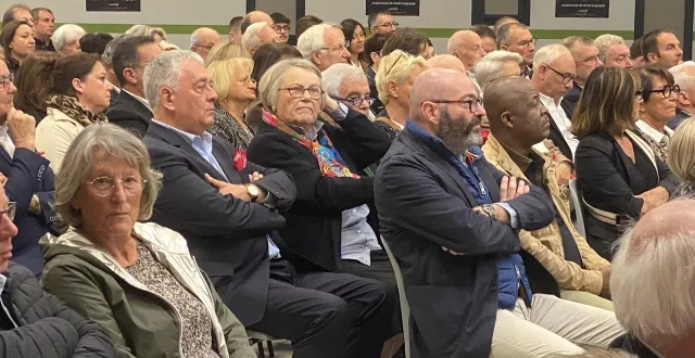 photo  beaupréau, samedi 27 septembre. le maire de cholet a pris place au milieu des adhérents les républicains de maine-et-loire.  &copy;  co - julien sureau 