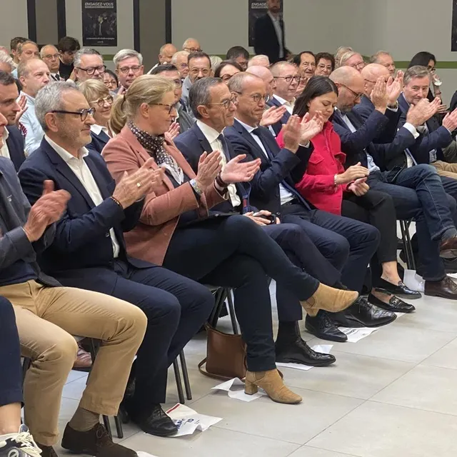 photo beaupréau, samedi 27 septembre. le président des républicains et ministre de l’intérieur, bruno retailleau, au premier rang à côté du président départemental lr, stéphane piednoir.  ©  co - julien sureau