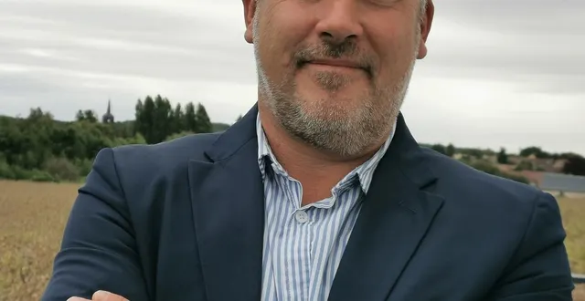 photo  chez lui, dans la campagne moncéenne, thomas tessier a depuis son balcon une vue d’ensemble sur la commune qui l’a vu naître.  &copy;  le maine libre 
