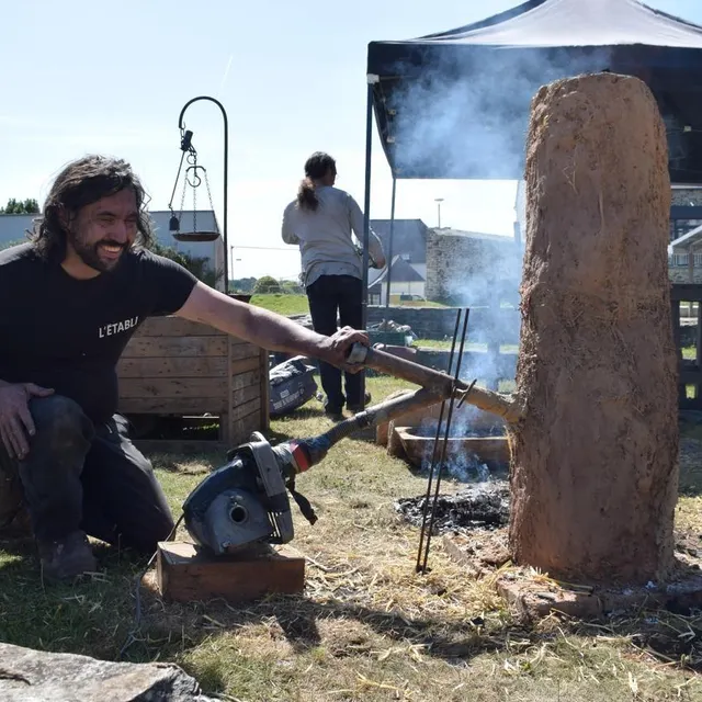 photo charles torres, forgeron-métallurgiste breton diplômé en archéologie, à côté d’un bas fourneau qu’il a construit en compagnie de simon pellequer.  ©  ouest-france