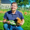 photo  rouez-en-champagne, jeudi 18 septembre 2025. les poulets bio prêts à cuire de benoît drouin sont élevés en plein air. à leur menu : herbe, insectes, vers et céréales bio. 