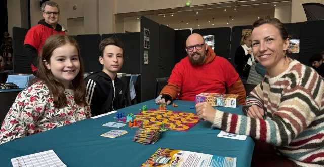 photo  au festival des imaginaires ludiques d’alençon (orne), claire et ses deux enfants apprennent un nouveau jeu avec lilian, gobelin bénévole.  &copy;  ouest-france 