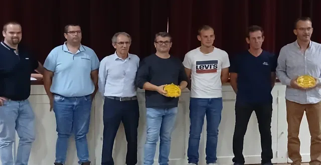 photo  pierre richard, mickaël fouchard (maire) et joachim choplin (président de l’association comice sabinois) remettent les prix aux éleveurs.  &copy;  le maine libre 