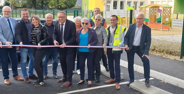photo  le maire et les élus en compagnie de jean-françois muller, directeur de tppl saumur.  &copy;  co 