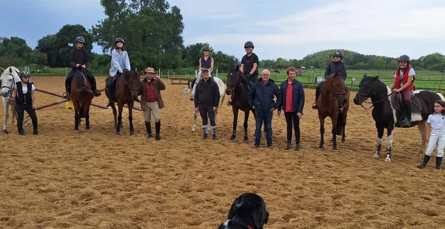 photo  les chevaux et les cavaliers entourent david chassly.  &copy;  le maine libre 