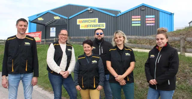 photo  si l’enseigne change, l’équipe reste la même avec de gauche à droite : emmanuel et charlène dujardin (cogérants) avec leurs salariés, christelle, benoît, daisy et laura.  &copy;  ouest-france 