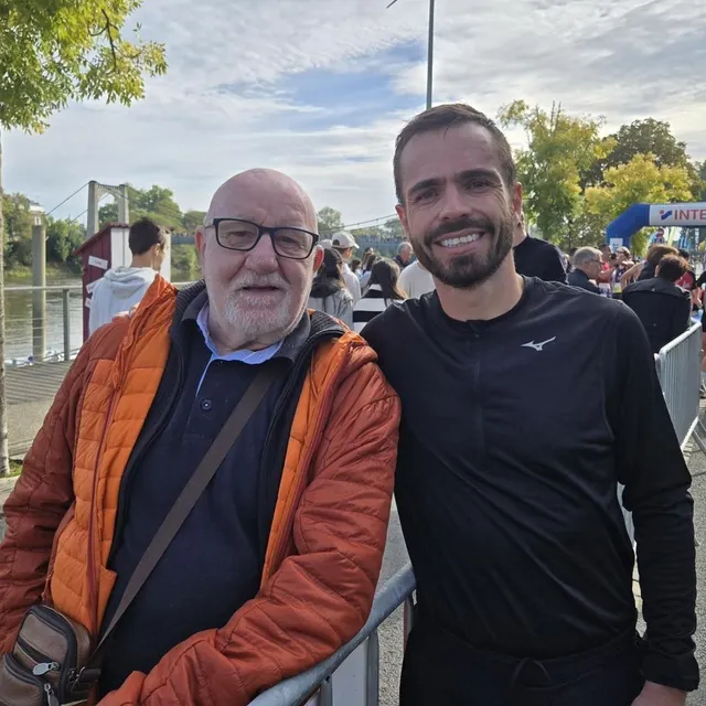 photo les retrouvailles après la course entre julien devanne et claude turpeau, l’ancien coach et son athlète au meilleur de sa forme.  ©  titouan le meignen