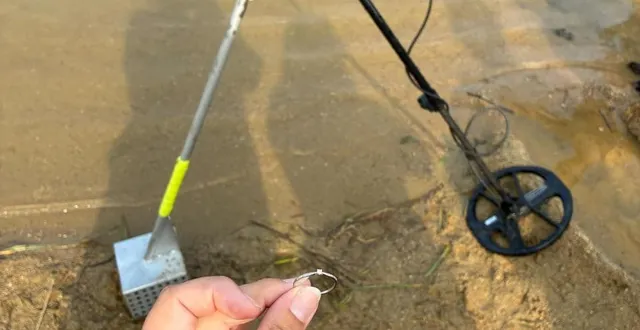 photo  ségolène, habitante de sainte-gemmes-sur-loire, avait perdu sa bague dans l’eau à fontaine-guérin. un détectoriste la lui a retrouvée.  &copy;  dr 