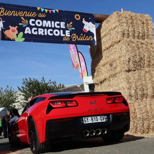 photo le comice de brûlon accueillait un défilé de voitures d’exception, dimanche 28 septembre 2025, avec notamment une magnifique corvette c7.  ©  ouest-france