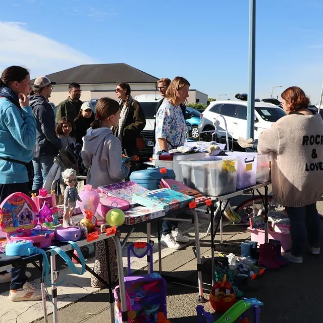 photo le bric-à-brac disposé sur l’impasse de la prairie a rencontré un joli succès avec le soleil en prime.  ©  ouest-france
