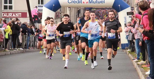 photo  respectivement premier, deuxième et troisième à l’arrivée, julien devanne (dossard 1071), alexis graneau (1) et vincent janet (3) ont pris les devants du semi de chalonnes dès le départ.  &copy;  co 