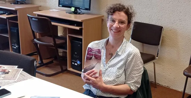 photo  charline orieux présentant son dernier recueil de nouvelles à la médiathèque de domfront-en-poiraie.  &copy;  ouest-france 