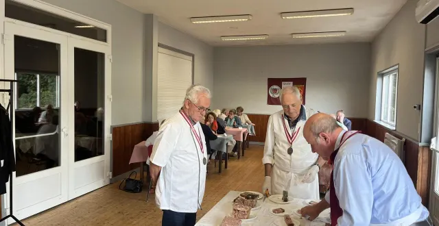 photo  le président patrick picard (à droite) de la confrérie des gastronomes de flers, et le vice-président, daniel catherine (au centre), ont préparé avec minutie les différentes assiettes qui ont été soumises aux seize jurats.  &copy;  ouest-france 