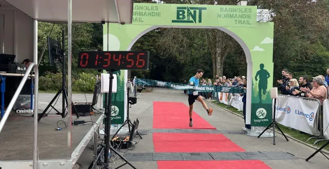 photo  louis roudault franchit la ligne d'arrivée du semi-maratrail.  &copy;  ouest-france 