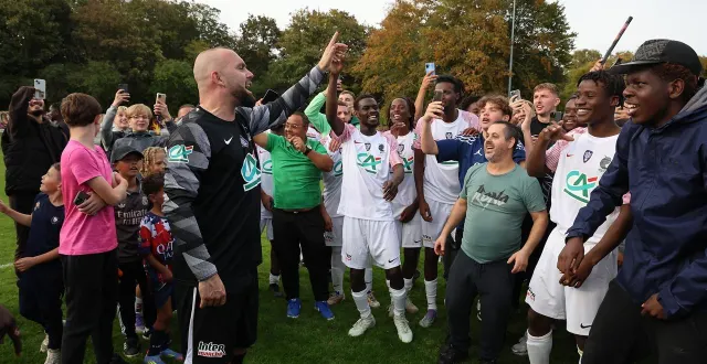 photo  quand il s’agit de lancer un chant, eddy franchet excelle également.  &copy;  marc olejnik 