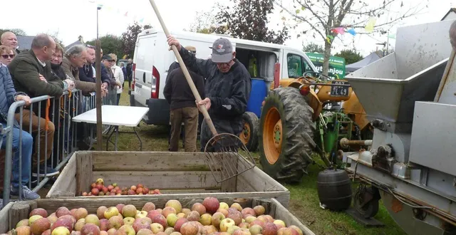 photo  démonstration de pressage des pommes lors de la foire aux pommes, sous le regard attentif du public.  &copy;  photo comité des fêtes de marigné 