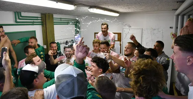 photo  la grande joie des joueurs et des membres du club de laigné-saint-gervais (d2), dans le vestiaire après la victoire aux tirs au but en coupe de france.  &copy;  le maine libre 