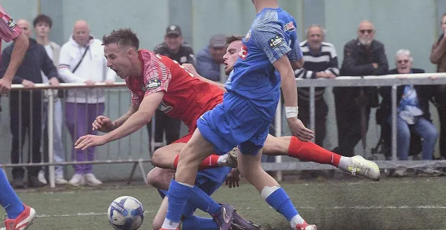 photo  florent capitaine, victime d’une faute dans la surface, a permis la qualification de carentan en transformant son penalty.  &copy;  jacques blondel 