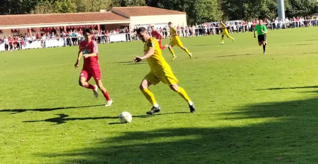photo  florian papillon (en jaune) a causé du souci aux foyens.  &copy;  benoît quaireau 