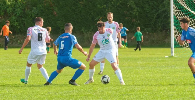 photo  le joueur de laigné antoine tiphangue (de face) pressé par david fontaine (de dos).  &copy;  dominique breugnot 