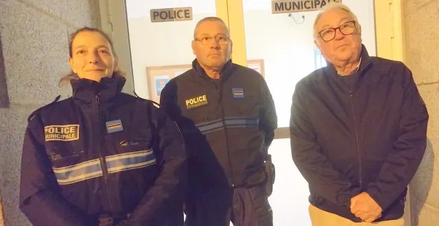photo  de gauche à droite : la brigadière-cheffe principale, élisabeth choffel, responsable du service ; le brigadier-chef, laurent le coq et guy midy, adjoint à la population, vendredi soir, lors du départ en patrouille de nuit.  &copy;  ouest-france 
