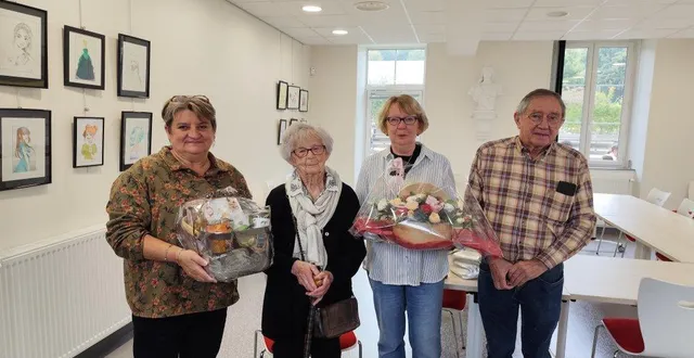 photo  vendredi midi, à la mairie, la municipalité a fêté les 100 ans de jacqueline grimaud.  &copy;  ouest-france 