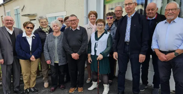 photo  gérard beslier, à gauche, et jean l’hostis, à droite, posent avec les autres membres pour la traditionnelle photo de classe 44.  &copy;  ouest-france 