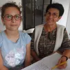 photo  les bénévoles dispensent l’apprentissage de lecture. josiane ploquin aide la syrienne zahra al ammari, âgée de 10 ans. 