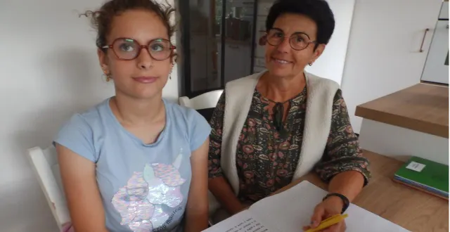 photo  les bénévoles dispensent l’apprentissage de lecture. josiane ploquin aide la syrienne zahra al ammari, âgée de 10 ans.  &copy;  co 