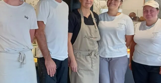 photo  céline et frédéric jacob avec leur équipe de trois salariés, marvin, téa et solène, dans leur commerce l’écorce, ouvert à la reux.  &copy;  ouest-france 