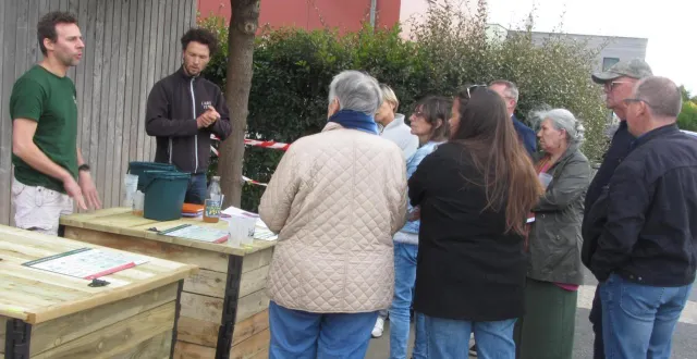 photo  anthony leguillon et son collègue du groupe label verte ont longuement expliqué le fonctionnement d’un compostage collectif.  &copy;  ouest-france 