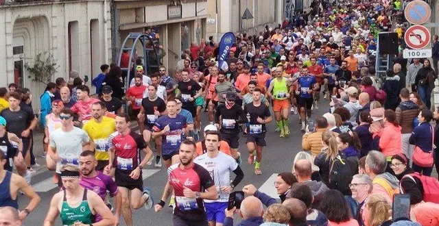photo  à 9 h 30 dimanche matin, 1 100 coureurs s’élançaient pour le semi-marathon de l’île de chalonnes. puis, une heure plus tard, 700 participants s’engageaient sur le 10 km, avec autant de spectateurs pour les encourager. la satisfaction des organisateurs du cos athlétisme chalonnais était totale pour cette belle fête du sport.  &copy;  ouest-france 