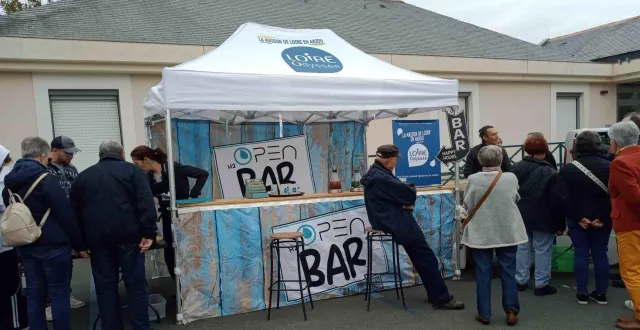 photo  le bar à eau h2open bar de loire odyssée placé devant le village pierre-rabhi.  &copy;  co 