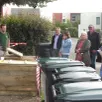 photo  le groupement label verte a mis en place deux composteurs collectifs dans chacune des deux communes déléguées. anthony leguillon en explique le fonctionnement à des habitants intéressés. 