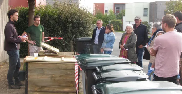 photo  le groupement label verte a mis en place deux composteurs collectifs dans chacune des deux communes déléguées. anthony leguillon en explique le fonctionnement à des habitants intéressés.  &copy;  co 