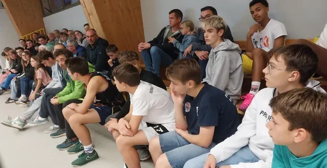 photo  les participants, vendredi soir, lors de l’assemblée générale du club de basket au gymnase henri-brossard.  &copy;  ouest-france 