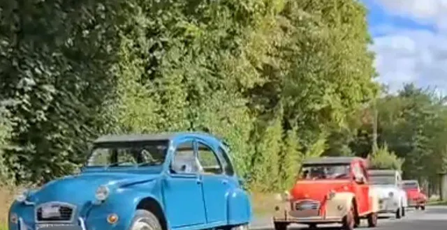 photo  les passionnés de 2cv ont fait halte chez jordan lainé de l’atelier de la deuche à longnes  &copy;  le maine libre 