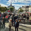 photo il y avait beaucoup de monde sur la place de mayet pour admirer la cinquantaine de motos.