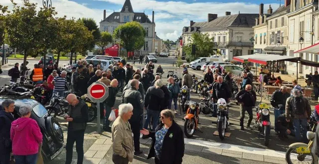 photo  il y avait beaucoup de monde sur la place de mayet pour admirer la cinquantaine de motos.  &copy;  le maine libre 