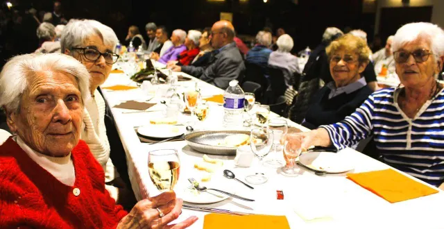 photo  vêtue d’un gilet rouge, madeleine souligne l’importance des activités et du lien humain pour traverser les années en bonne santé.   &copy;  le maine libre 