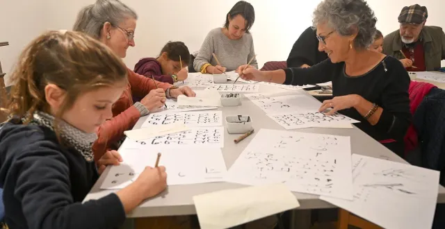 photo  rives-du-loir-en-anjou, villevêque, le 28 septembre 2025. atelier de calligraphie pour découvrir la langue arabe avec le peintre ali silem et dalila morsly, qui a enseigné les sciences du langage à l’université d’alger puis à angers.  &copy;  co – michel durigneux 