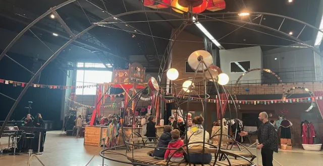 photo  un manège à activation humaine a pris place à l’intérieur du forum de flers à l’occasion du festival de la récup’, une œuvre signée nicolas pradal.  &copy;  ouest-france 