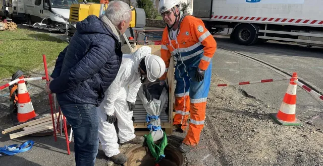 photo  pierre paterne, 3e vice-président de la communauté de communes du pays sabolien en charge de l’environnement, est venu assister aux travaux de chemisage du réseau d’assainissement de solesmes.  &copy;  ouest-france 