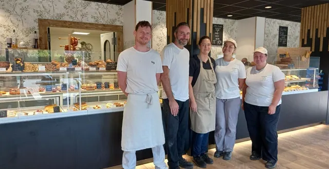photo  céline et frédéric jacob avec leur équipe dans leur magasin l’écorce à la reux, à saint-barthélemy-d’anjou, en maine-et-loire.  &copy;  ouest-france 